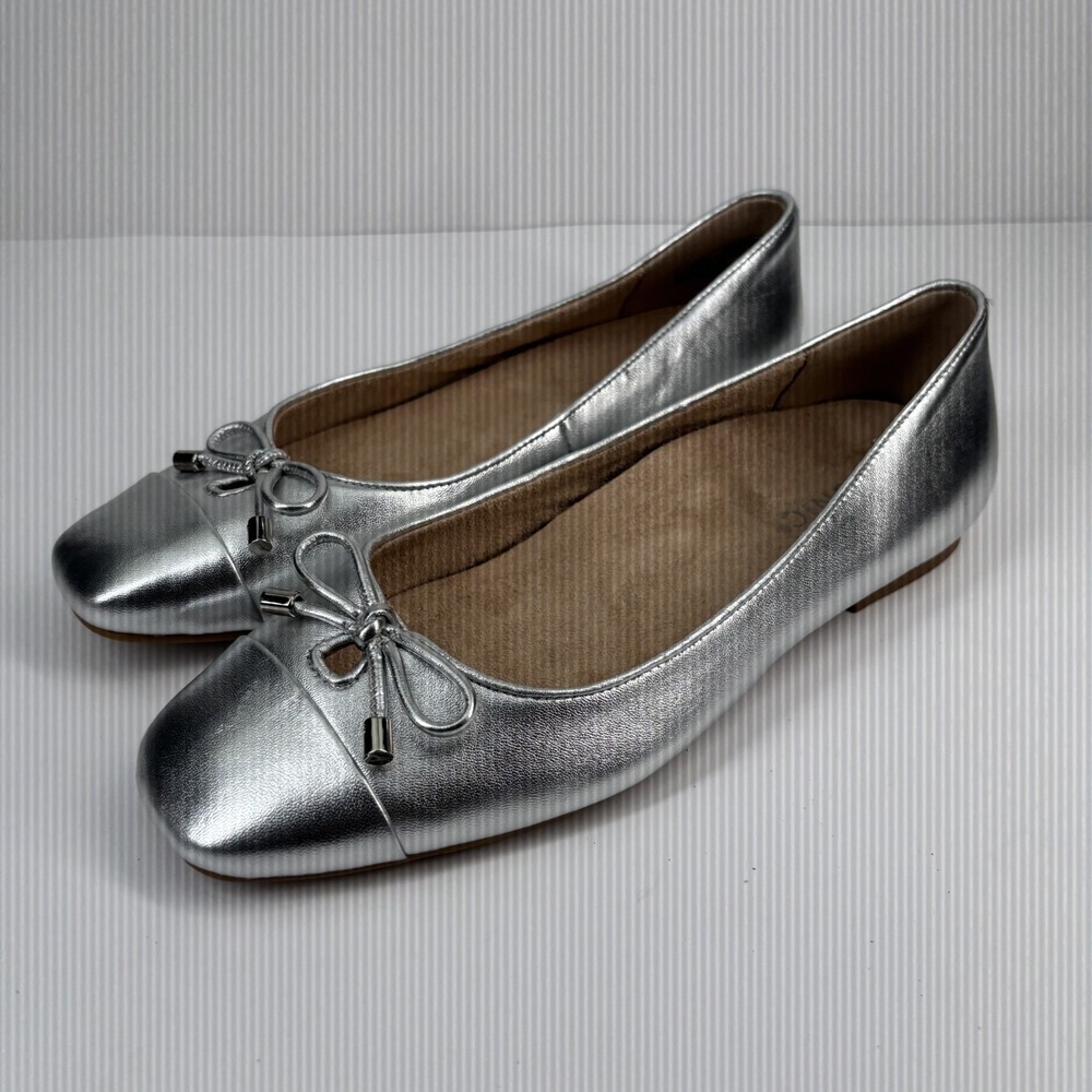 Vionic Silver Flats with Bow Detail 8.5 wide